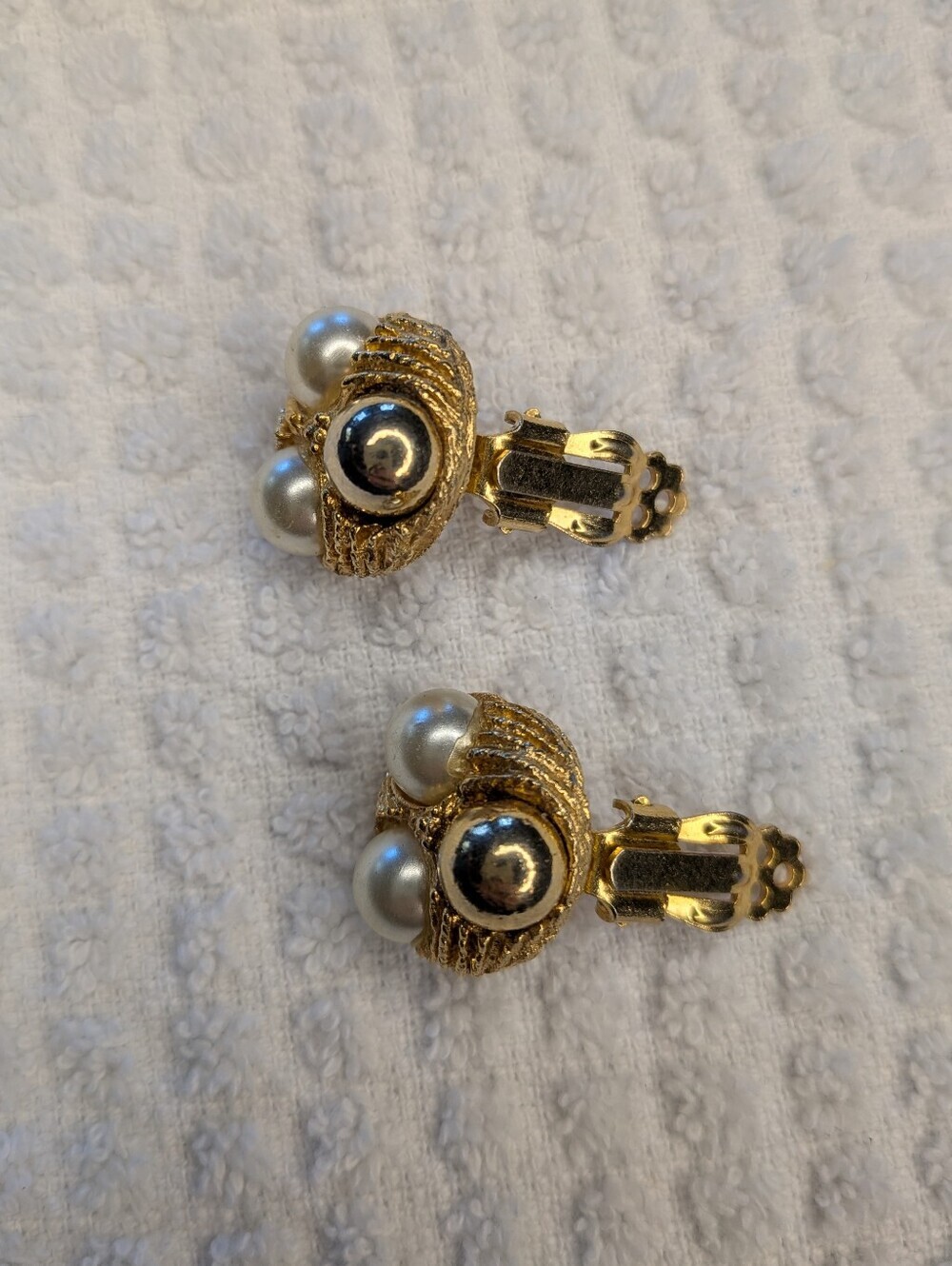 Vintage Faux Pearl Textured Gold Tone Clip On Earrings - Picture 2 of 9